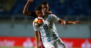El jugador de la selección venezolana de fútbol Miguel Navarro (i) disputa el balón con el seleccionado de Argentina Maximiliano Romero (d) este lunes, durante un partido de la tercera fecha del hexagonal final del campeonato sudamericano sub 20, en el estadio El Teniente de Rancagua (Chile). EFE