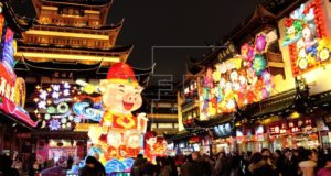 Millones de chinos dieron hoy la bienvenida al Año Nuevo lunar con numerosos festejos para celebrar la llegada del despreocupado y generoso cerdo, duodécimo símbolo del horóscopo, que sustituye al alegre pero inconformista perro.