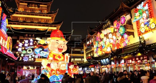 Millones de chinos dieron hoy la bienvenida al Año Nuevo lunar con numerosos festejos para celebrar la llegada del despreocupado y generoso cerdo, duodécimo símbolo del horóscopo, que sustituye al alegre pero inconformista perro.