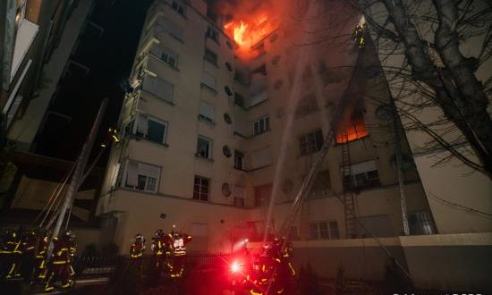 Bomberos trabajan en las labores de extinción del incendio desatado este martes en un edificio de ocho plantas en el distrito 16 de París , Una mujer con "antecedentes psiquiátricos" ha sido detenida en relación con el incendio, informó el fiscal de la capital, Rémy Heitz. EFE/ Benoit Moser FOTO CEDIDA