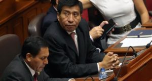 En la imagen un registro peruano Moisés Mamani (c), quien es acusado de cometer tocamientos indebidos a una tripulante de avión. EFE/Archivo
El desafuero de un congresista peruano por tocamientos se debatirá en marzo

Al pulsar, contabiliza la descarga Lima, 5 feb (EFE).- El levantamiento de la inmunidad del congresista Moisés Mamani, por tocamientos indebidos a una tripulante de avión, será debatido y votado en el pleno del Parlamento de Perú en marzo próximo, según afirmó este martes la legisladora Luciana León.
La comisión de Levantamiento de la Inmunidad Parlamentaria, presidida por León, aprobó este martes por unanimidad el dictamen que autoriza el desafuero del legislador para ser procesado por el delito contra la libertad sexual (tocamientos indebidos) en agravio de la brasileña Lana Campos, jefa de cabina de la aerolínea Latam.
Tras la sesión parlamentaria, León declaró a la prensa que "salvo que el presidente del Congreso haga una sesión extraordinaria, tendremos que esperar a una nueva legislatura