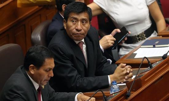En la imagen un registro peruano Moisés Mamani (c), quien es acusado de cometer tocamientos indebidos a una tripulante de avión. EFE/Archivo
El desafuero de un congresista peruano por tocamientos se debatirá en marzo

Al pulsar, contabiliza la descarga Lima, 5 feb (EFE).- El levantamiento de la inmunidad del congresista Moisés Mamani, por tocamientos indebidos a una tripulante de avión, será debatido y votado en el pleno del Parlamento de Perú en marzo próximo, según afirmó este martes la legisladora Luciana León.
La comisión de Levantamiento de la Inmunidad Parlamentaria, presidida por León, aprobó este martes por unanimidad el dictamen que autoriza el desafuero del legislador para ser procesado por el delito contra la libertad sexual (tocamientos indebidos) en agravio de la brasileña Lana Campos, jefa de cabina de la aerolínea Latam.
Tras la sesión parlamentaria, León declaró a la prensa que "salvo que el presidente del Congreso haga una sesión extraordinaria, tendremos que esperar a una nueva legislatura