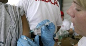 La primera jornada de vacunación se realizará durante todo el mes de febrero y la segunda en septiembre próximo, añadió la cartera de Salud Pública, e indicó que las inmunizaciones se harán en establecimientos escolares públicos con el apoyo del Ministerio de Educación (Mineduc). EFE/Archivo