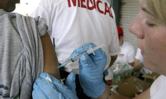 La primera jornada de vacunación se realizará durante todo el mes de febrero y la segunda en septiembre próximo, añadió la cartera de Salud Pública, e indicó que las inmunizaciones se harán en establecimientos escolares públicos con el apoyo del Ministerio de Educación (Mineduc). EFE/Archivo