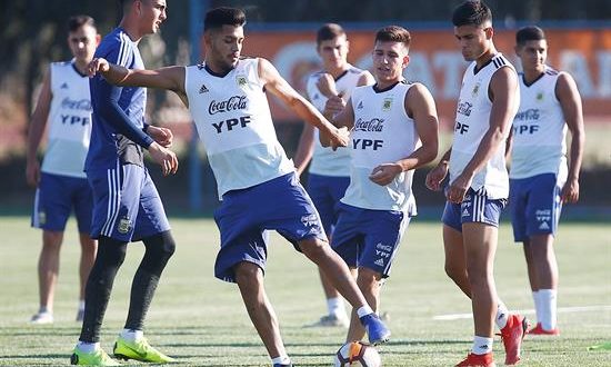 Las selecciones sub'20 de Argentina y Ecuador se entrenaron este martes para preparar los partidos del jueves ante Uruguay y Brasil, respectivamente, en la penúltima jornada del Sudamericano en la que buscarán un triunfo que les deje casi en la mano el boleto al Mundial de la categoría.