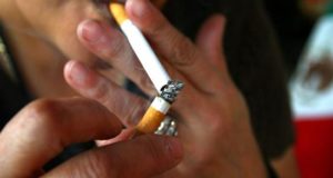 Bajo esta medida, se exigiría tener 30 años a los compradores de cigarrillos en 2020, luego la edad mínima subiría a 40 en 2021, 50 en 2022, 60 en 2023 y finalmente 100 en 2024. EFE/Archivo
