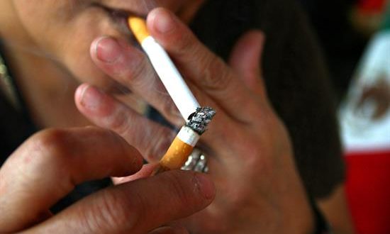 Bajo esta medida, se exigiría tener 30 años a los compradores de cigarrillos en 2020, luego la edad mínima subiría a 40 en 2021, 50 en 2022, 60 en 2023 y finalmente 100 en 2024. EFE/Archivo