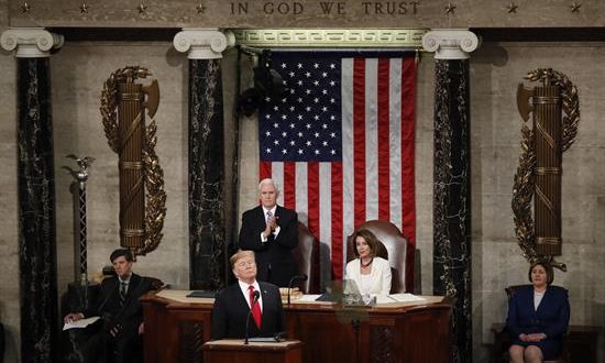 El presidente de los Estados Unidos, Donald J. Trump (c), pronuncia este martes su segundo discurso sobre el Estado de la Unión, frente al vicepresidente, Mike Pence (c-i), y la presidenta de la Cámara de Representantes, Nancy Pelosi (c-d), en el Capitolio en Washington, DC (EE. UU.). EFE