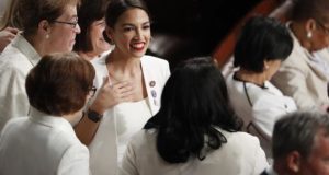 La representante demócrata de Nueva York, Alexandria Ocasio-Cortez, junto con otros representantes vestidos de blanco, esperan este martes el discurso del presidente de los Estados Unidos, Donald J. Trump sobre el Estado de la Unión, en el Capitolio en Washington, DC (EE. UU.). EFE