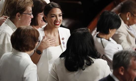 La representante demócrata de Nueva York, Alexandria Ocasio-Cortez, junto con otros representantes vestidos de blanco, esperan este martes el discurso del presidente de los Estados Unidos, Donald J. Trump sobre el Estado de la Unión, en el Capitolio en Washington, DC (EE. UU.). EFE