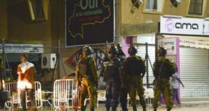 Miembros de las Fuerzas de Seguridad patrullaban los alrededores de un restaurante, tras un ataque terrorista en Uagadugú (Burkina Faso). EFE/Archivo