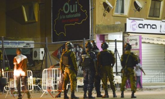 Miembros de las Fuerzas de Seguridad patrullaban los alrededores de un restaurante, tras un ataque terrorista en Uagadugú (Burkina Faso). EFE/Archivo