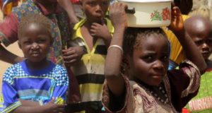 Varios niños del pueblo de Zandieguela, en Mali, país en el que la desnutrición infantil en varias regiones está muy extendida. EFE/Archivo