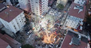 Varios efectivos de los equipos de rescate trabajan entre los escombros de un edificio derrumbado, este miércoles en Estambul (Turquía). Un edificio habitado de ocho pisos se derrumbó en el barrio de Kartal, causando la muerte de al menos una persona y sepultando bajo los escombros al menos a otras cuatro, informó la emisora turca NTV EFE