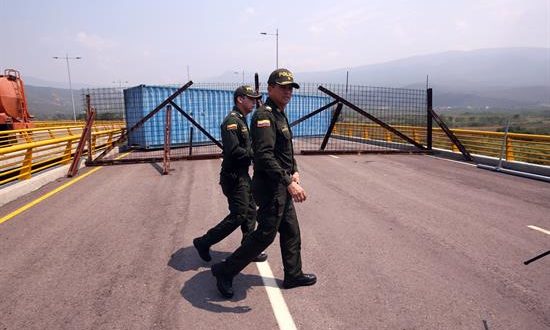 Policías colombianos prestan guardia en el puente Tienditas este miércoles, sector Boconó, en Cúcuta (Colombia). EFE
