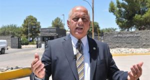 El alcalde de la ciudad de Nogales, Arturo Garino, habla con la prensa frente a la entrada de las instalaciones de la Patrulla Fronteriza en Nogales, Arizona, el 11 de junio de 2014. EFE/Archivo