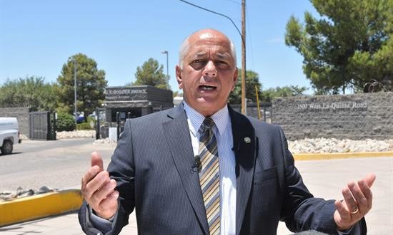 El alcalde de la ciudad de Nogales, Arturo Garino, habla con la prensa frente a la entrada de las instalaciones de la Patrulla Fronteriza en Nogales, Arizona, el 11 de junio de 2014. EFE/Archivo
