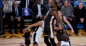 El alero de los Warriors de Golden State Kevin Durant encesta durante el partido de la NBA que enfrentó a los Spurs de San Antonio y los Warriors de Golden State en el Oracle Arena en Oakland. EFE