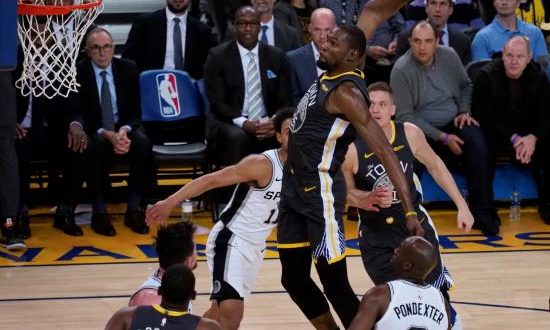 El alero de los Warriors de Golden State Kevin Durant encesta durante el partido de la NBA que enfrentó a los Spurs de San Antonio y los Warriors de Golden State en el Oracle Arena en Oakland. EFE