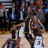 El alero de los Warriors de Golden State Kevin Durant encesta durante el partido de la NBA que enfrentó a los Spurs de San Antonio y los Warriors de Golden State en el Oracle Arena en Oakland. EFE