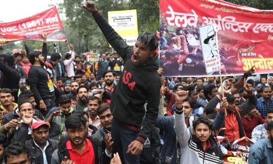 Un grupo de personas protesta contra el partido del Gobierno indio Bharatiya Janata Party (BJP), este jueves en Nueva Delhi, India. EFE