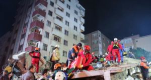 Rescatistas participan en el auxilio de heridos en el edificio que se derrumbo este miércoles, en el distrito de Kartal en Estambul, Turquía. EFE