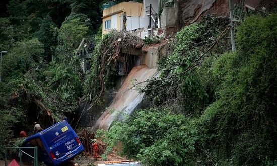 Equipos de rescate fueron registrados este jueves al trabajar en el lugar donde un autobús fue sepultado por un deslizamiento de tierra, provocado por una fuerte tempestad, en la avenida Niemeyer de Río de Janeiro (Brasil). EFE