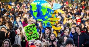 Estudiantes holandeses participan en una manifestación para reclamar medidas urgentes para combatir el cambio climático este jueves en La Haya (Holanda). EFE