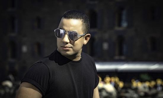 Fotografía cedida este jueves por The 3 Collective en la que se registró el cantautor colombo-venezolano Felipe Peláez (Maracaibo, Venezuela, 1976), quien competirá por el mejor álbum latino tropical en la 61 edición de los Grammy. EFE