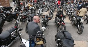 La Municipalidad de Miraflores, uno de los distritos más opulentos de la capital peruana, anunció este martes que evalúa restringir la circulación de motos con dos pasajeros después de que en los días precedentes ocurriesen dos asaltos en el centro del distrito por parte de ladrones que se trasladaban en moto. EFE/Archivo