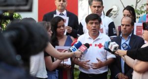 El presidente de la Cruz Roja chilena, Patricio Acosta, ofrece una rueda de prensa este jueves, en Santiago (Chile). EFE