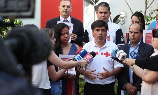 El presidente de la Cruz Roja chilena, Patricio Acosta, ofrece una rueda de prensa este jueves, en Santiago (Chile). EFE