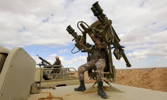 Un soldado jordano manipula un arma en un vehículo militar mientras las fuerzas jordanas toman posición cerca del campo de refugiados de Rukban, en la frontera entre Jordania y Siria, al noroeste de Jordania. EFE/Archivo