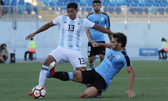 Aaron Barquett (i) de Argentina disputa el balón con Juan Boselli (d) de Uruguay este jueves durante un partido del campeonato sudamericano sub 20 entre Argentina y Uruguay disputado en el estadio El Teniente en Rancagua (Chile). EFE