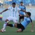 Aaron Barquett (i) de Argentina disputa el balón con Juan Boselli (d) de Uruguay este jueves durante un partido del campeonato sudamericano sub 20 entre Argentina y Uruguay disputado en el estadio El Teniente en Rancagua (Chile). EFE