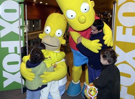 "Bart Simpson" y su padre, "Hommer", recibieron así de afectuosos el 14 de diciembre de 2001 a los clientes más jóvenes de la FNAC en Madrid, que presentó a los protagonistas de la popular serie de televisión de la cadena FOX como parte de su campaña navideña. EFE/Archivo