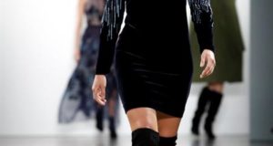 La modelo Sailor Lee Brinkley-Cook, hija de la exmodelo estadounidense Christie Brinkley, presenta una creación de Elie Tahari durante la Semana de la Moda de Nueva York, este jueves en Nueva York (EE. UU.). EFE