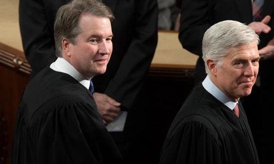 La decisión del jueves es la primera que toma el Supremo sobre el aborto desde que Trump llegó a la Casa Blanca y puso a dos magistrados conservadores -Neil Gorsuch (d) y Brett Kavanaugh, ambos con el apoyo de los grupos antiabortistas. EFE/Archivo