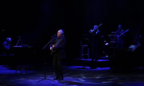 El cantautor español Joan Manuel Serrat, se presenta en el marco de su gira "Mediterráneo da Capo", hoy jueves en el Palacio de Bellas Artes en Ciudad de México (México). EFE
