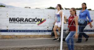 Tres mujeres, una de ellas con una camiseta de la selección venezolana, cruzan este miércoles, el puente internacional Simón Bolívar, en la ciudad de Cúcuta (Colombia). EFE/Archivo