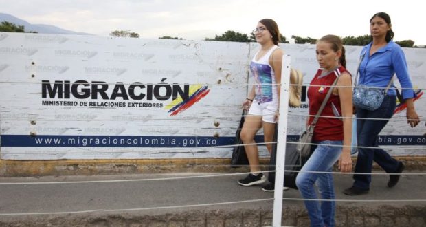Tres mujeres, una de ellas con una camiseta de la selección venezolana, cruzan este miércoles, el puente internacional Simón Bolívar, en la ciudad de Cúcuta (Colombia). EFE/Archivo