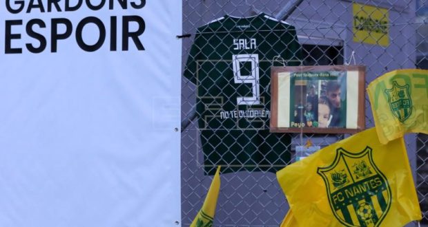 Imagen de una camiseta con el "9" de Emiliano Sala junto con otros recuerdos, en el campo del Nantes. EFE/Archivo