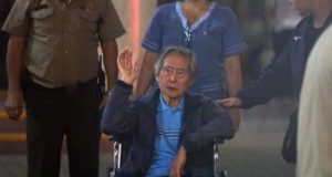 Fotografía de archivo fechada el 4 de enero de 2018 que muestra al expresidente peruano Alberto Fujimori (c) a su salida de la clínica Centenario de Lima (Perú). EFE/Archivo