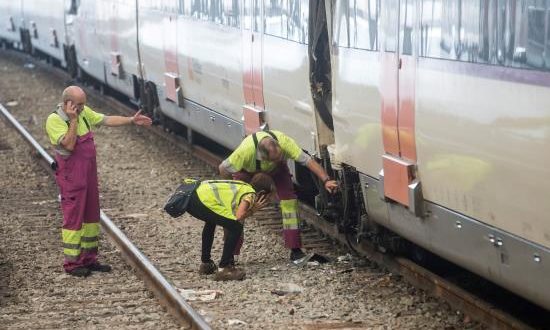 Técnicos revisan un convoy del servicio de Rodalies tras un accidente. EFE/Archivo