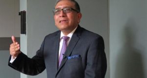 El alergólogo pediatra y miembro de la Academia Mexicana de Pediatría, Gerardo López, conversa con Efe, este viernes, después de una rueda de prensa en Ciudad de México (México). EFE