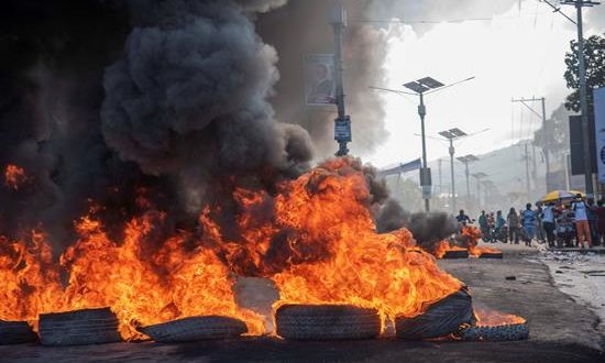 Manifestantes participan en una marcha contra el gobierno este jueves en Puerto Príncipe (Haití). EFE