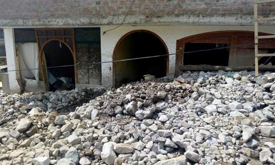 Fotografía cedida por la agencia Andina muestra los daños causados por el deslizamientos de lodo y piedras este viernes en el distrito de Aplao en la región sur andina de Arequipa (Perú). EFE/Agencia Andina/