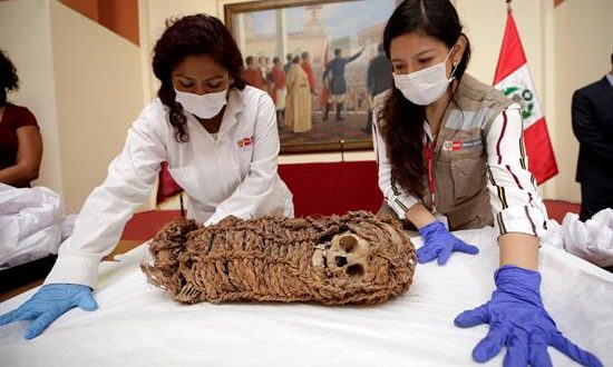 La momia de un niño de origen aimara, con una antigüedad aproximada de 2.000 años, fue devuelta a Perú por el Museo de Ciencia e Historia de Corpus Christi en Texas (Estados Unidos), informaron este viernes fuentes oficiales.