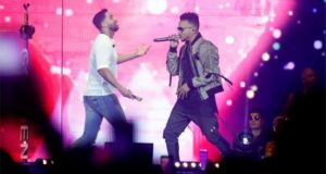 El bachatero puertorriqueño, de origen dominicano Romeo Santos (i) se presenta junto a Ozuna (d) hoy viernes, en el cierre de su gira "Golden Tour", en el Coliseo de Puerto Rico, en San juan. EFE
