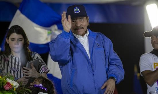 El Gobierno del presidente Daniel Ortega (imagen) echó mano de medidas económicas, siempre impopulares, para intentar recomponer la economía que, según el sector privado, provocará cierre de empresas, más desempleo, mayor informalidad en el mercado laboral, crecimiento del déficit fiscal, y aumento de la pobreza. EFE/Archivo